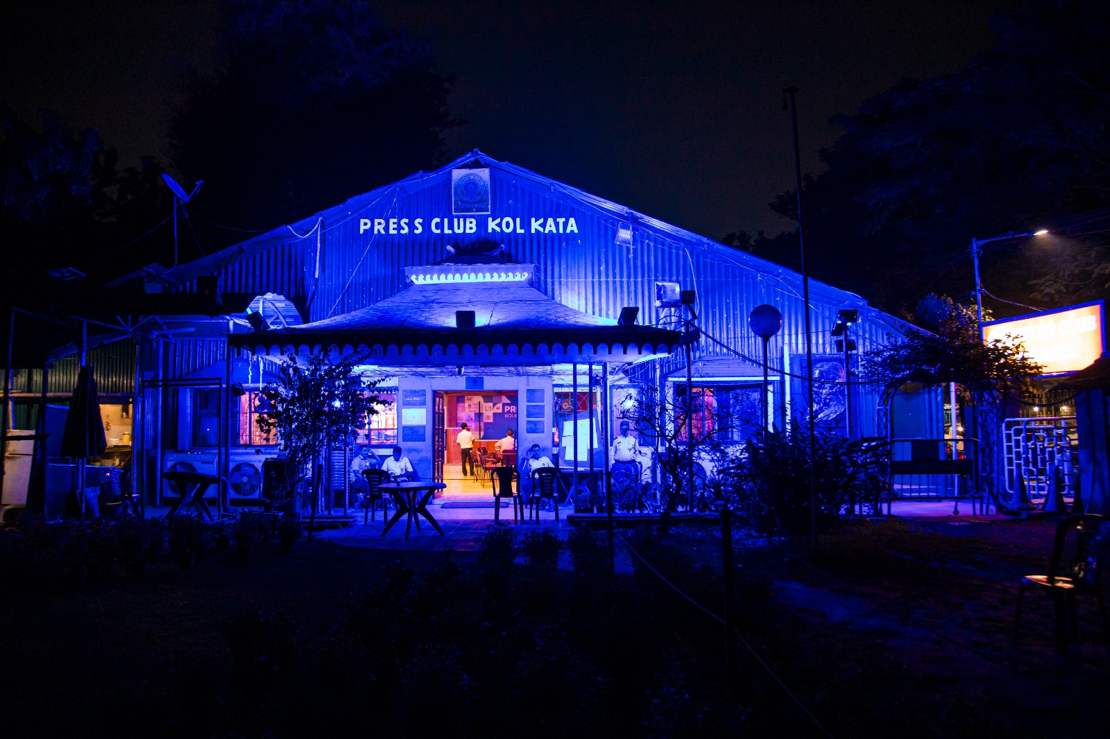 এছাড়াও, শিশুদের অধিকারকে সমুন্নত রাখতে কলকাতা প্রেস ক্লাব এবং ইউনিসেফ অফিসকেও নীল আলোয় আলোকিত করা হয়েছে বিশ্ব শিশু দিবস উপলক্ষে। এই আলোকসজ্জা এবং শিশুদের অংশগ্রহণে বিভিন্ন কার্যক্রমের মাধ্যমে ইউনিসেফ প্রাপ্তবয়স্কদের প্রতি আহ্বান জানাতে চায় যাতে তারা নিজেদের শৈশব স্মৃতিগুলোকে নতুন করে মনে করে শিশুদের অধিকার ও আকাঙ্ক্ষা পূরণের জন্য নতুন অঙ্গীকার করেন।
